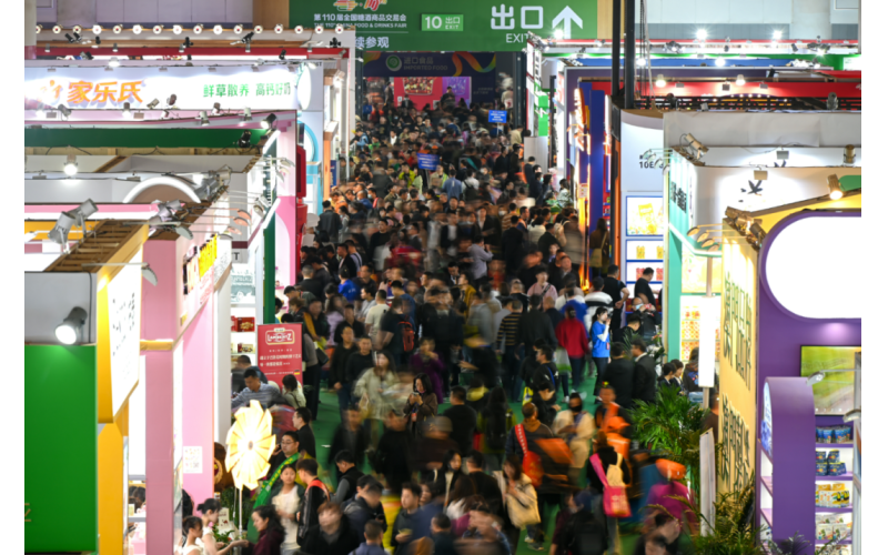 加拿大驻华大使，糖酒会上直播带货！还有他们跨国组团而来